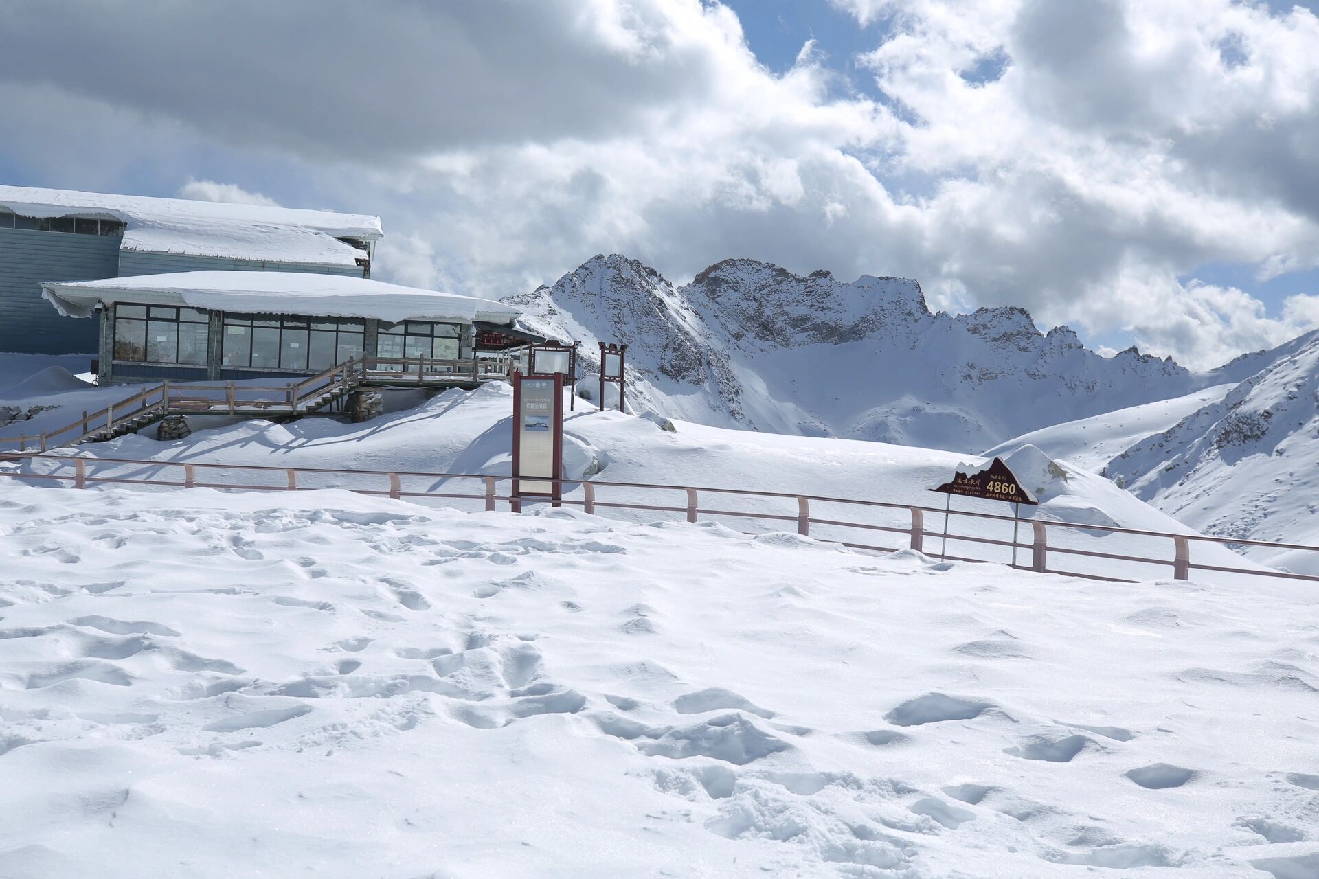 达古冰川-世界上最年轻的冰川 7615位于四川阿坝藏族羌族自治州
