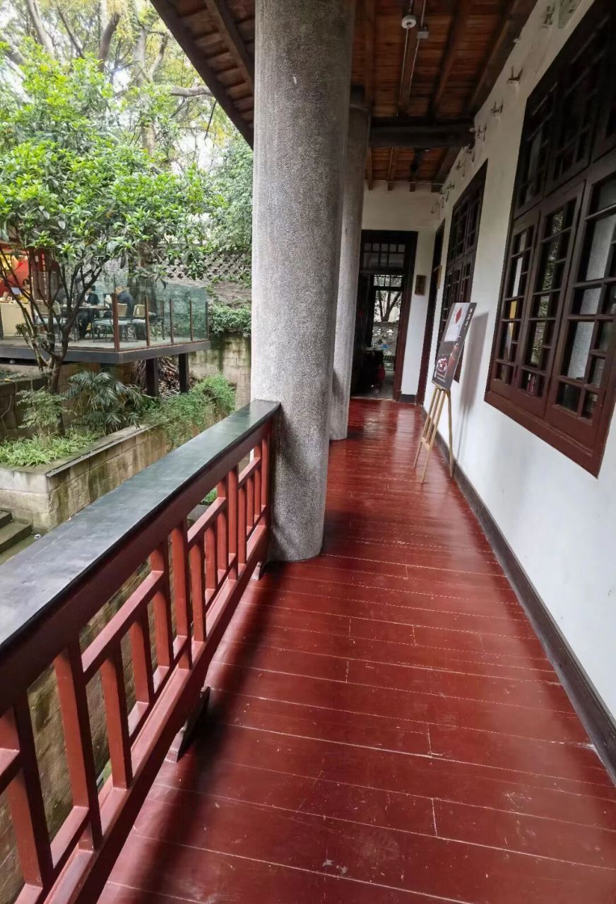 戴笠公馆位于重庆市渝中区中山四路85号 现在上面的牌子是巴渝文化