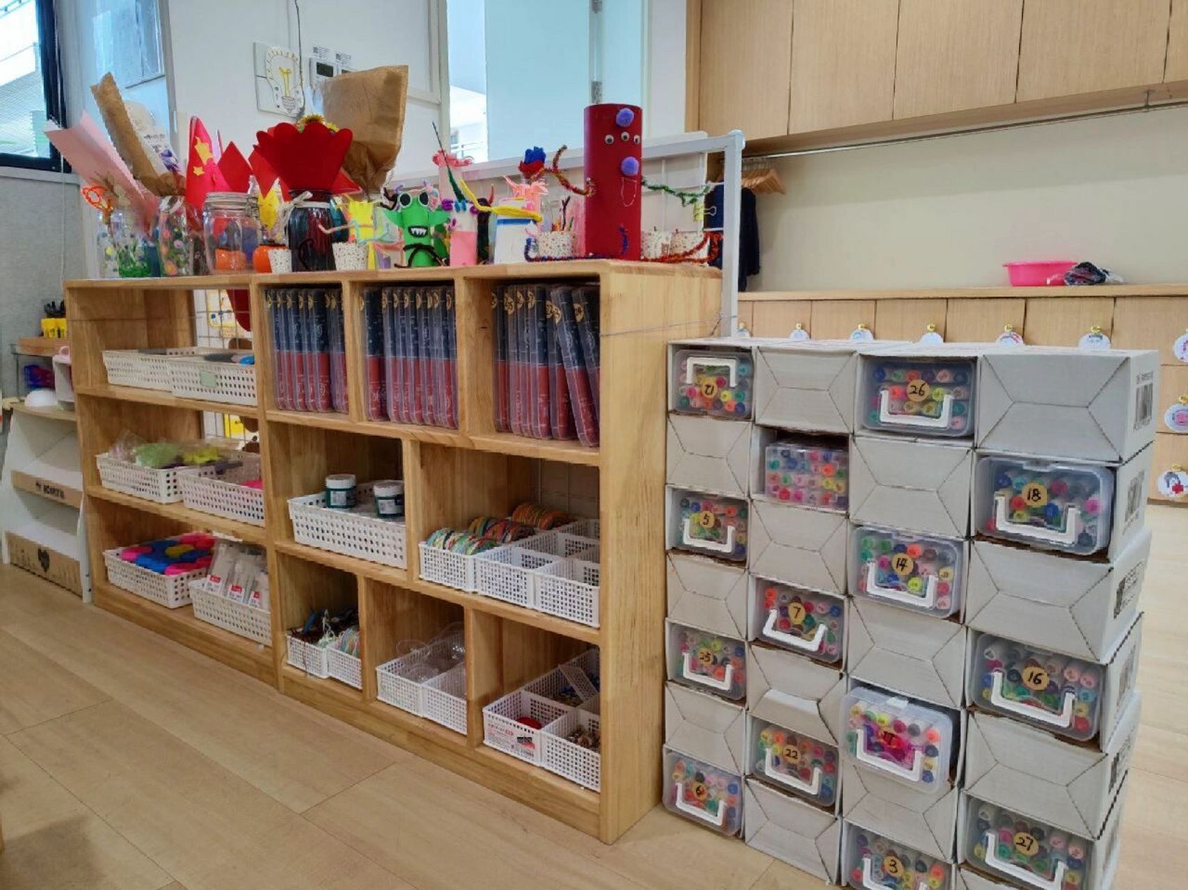 美工区的材料摆放 美工区往往有很多种低结构材料,需要不同的收纳筐