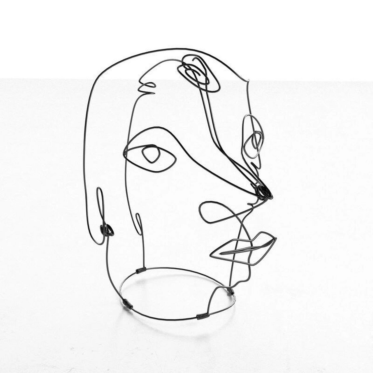 亚历山大·考尔德 alexander calder 以创作风格独特的"动态雕塑"驰名