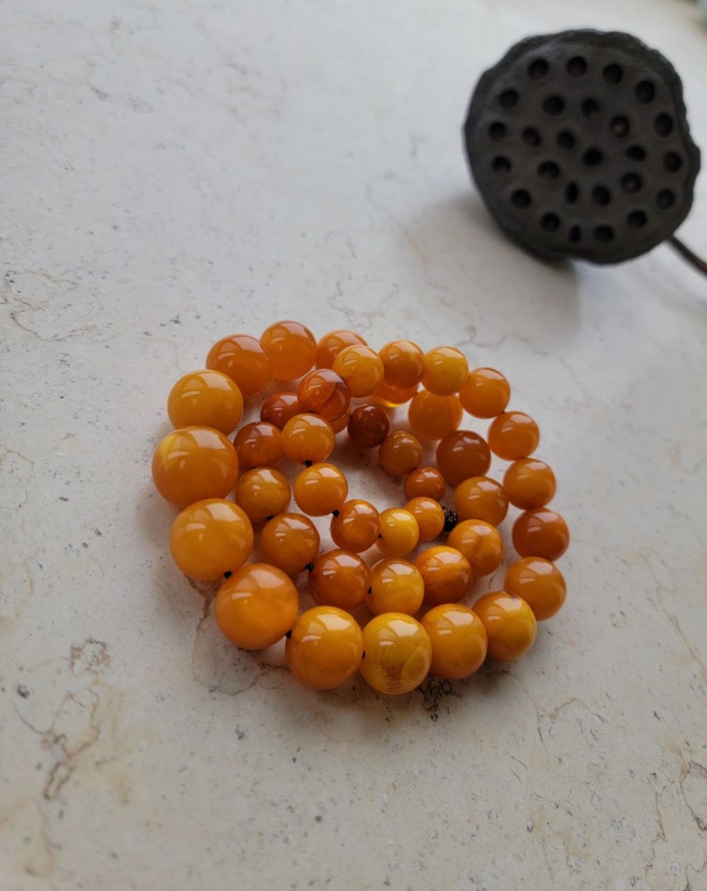 老蜜蜡圆珠塔链,清理盘完之后,包浆油亮,温润,效果不错 珀蜜蜡