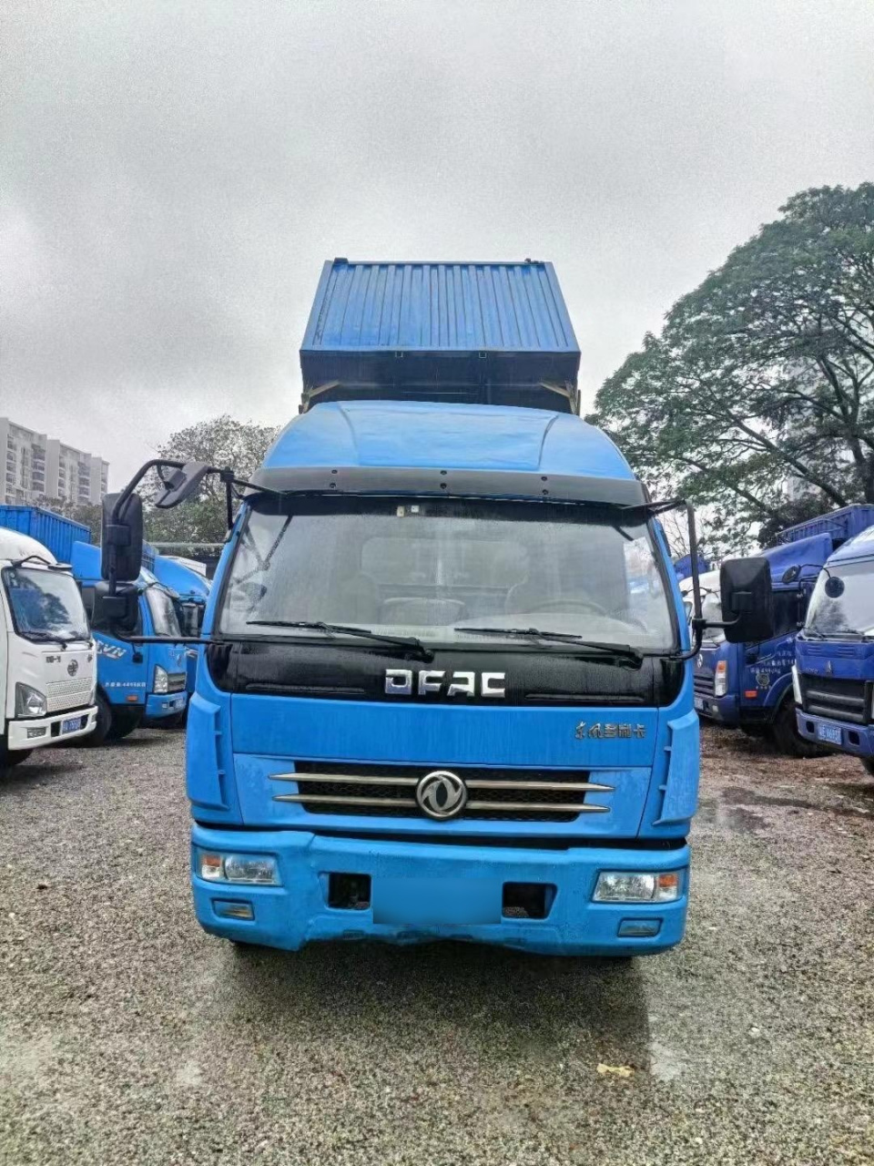 2015年东风多利卡自卸车,厢式4米2长,宽2米2,玉柴3.0发动机,750轮胎