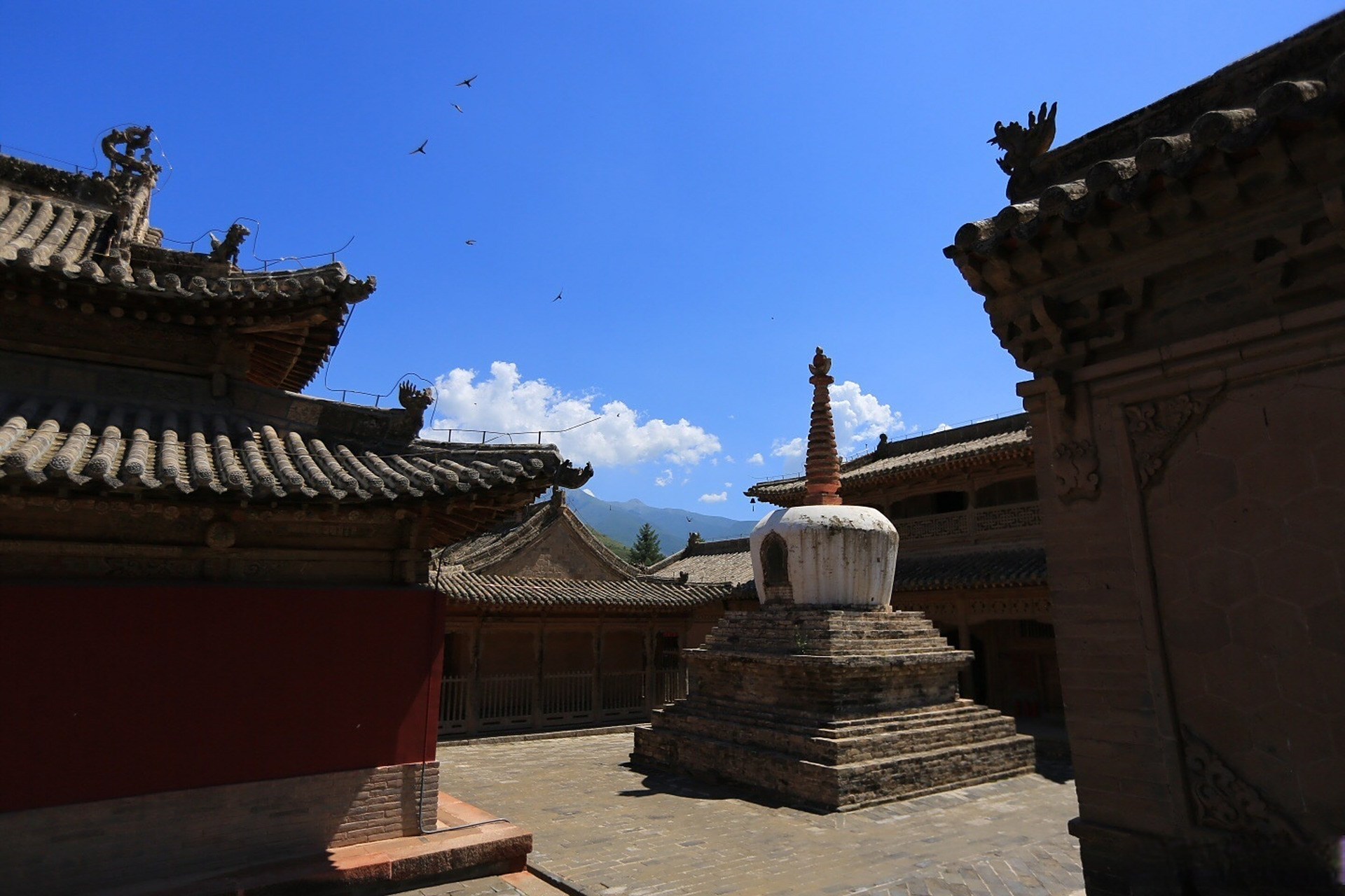 瞿昙寺,它是一座藏传佛教寺院,但它的建筑风格却是汉式建筑的风格,其