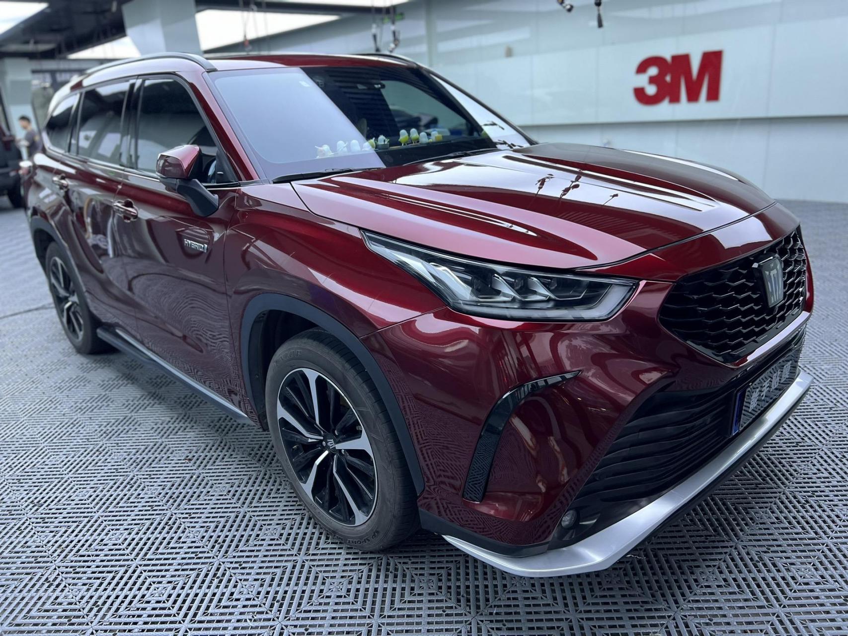 每天一台车衣/改色实拍案例,今日分享:丰田皇冠陆放改色pet液态金属