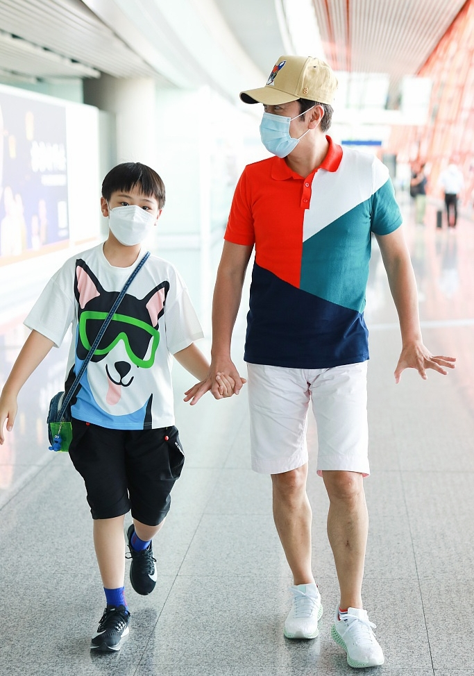 恰逢今天是六一儿童节,父子俩还特意比了六一手势可爱十足.