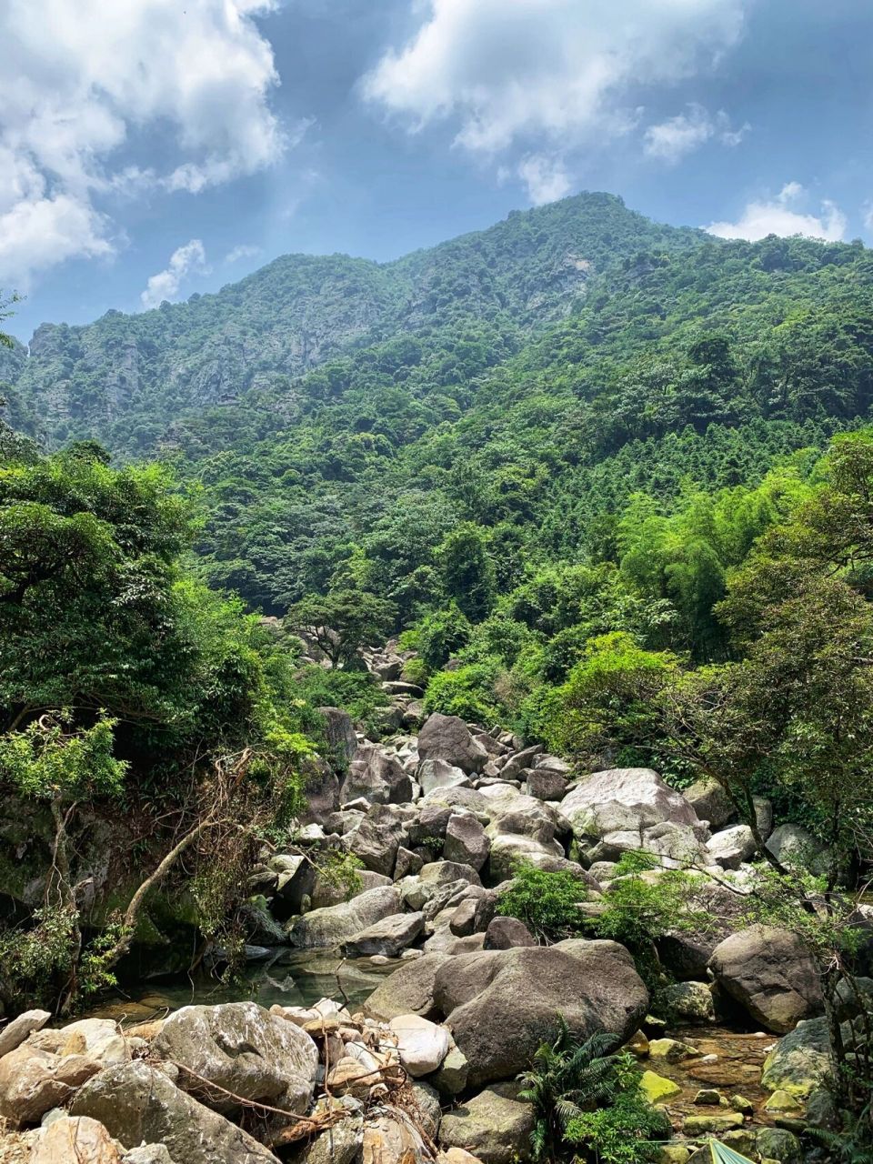 📍樟市芦溪天池山庄    天空是美的,水是美的,怎么拍都好看💙 水