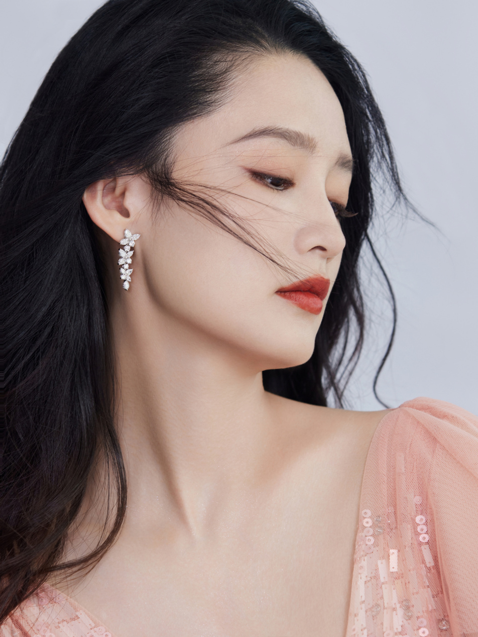 李沁卷发纱裙舞台造型大片:精致甜美,浪漫迷人.