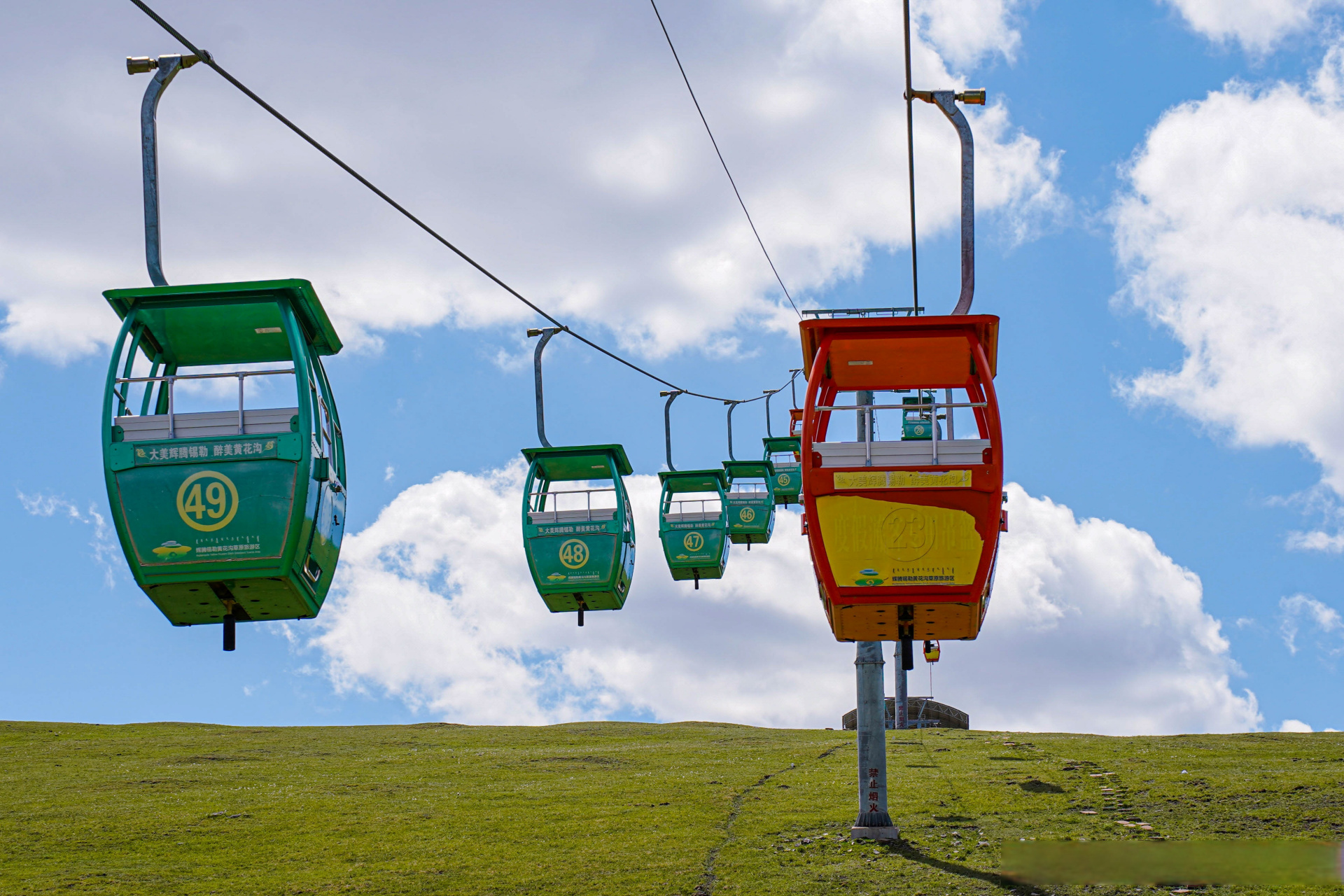 在见证了一路草原风光后正式抵达黄花沟景区～  牛羊,风车,车辆穿梭在