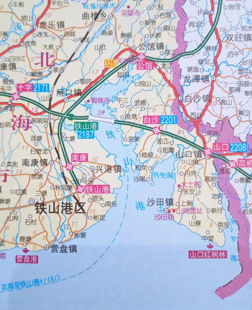 广西北海市铁山港是重点打造的深水港,这里挨着广东雷州半岛,是钦州