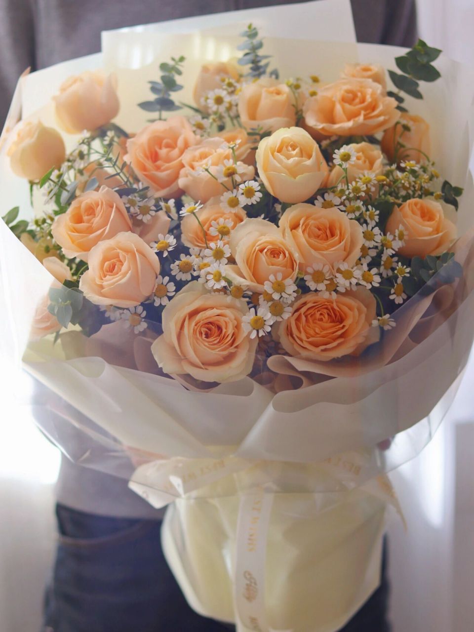 香槟玫瑰花束洋甘菊 素雅的香槟玫瑰,搭配清新的洋甘菊,也是绝配啊