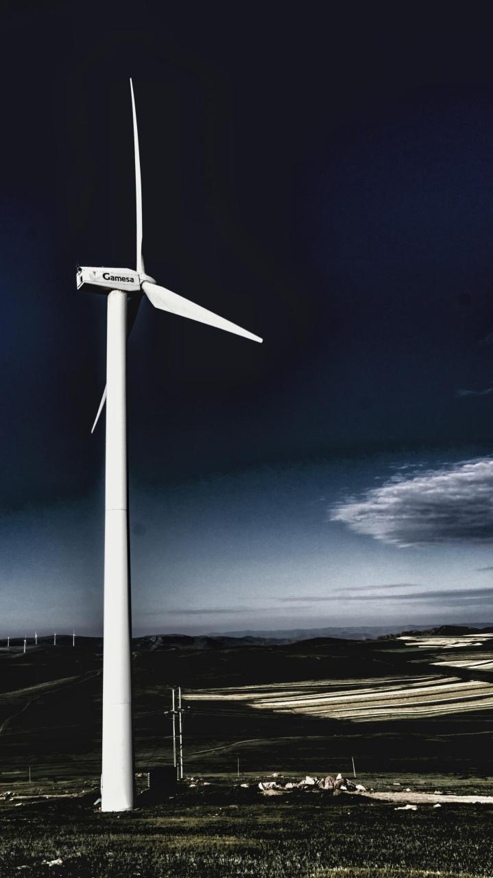 大风车 风力发电机看上去就是一个大风车,它有三个巨大的扇叶,风车