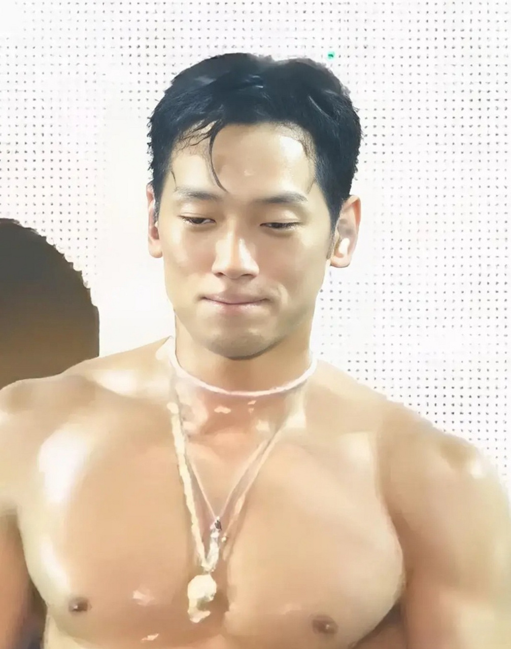 rain最新照片曝光,网友惊呼认不出他来,疑似进行了双眼皮手术,但恢复