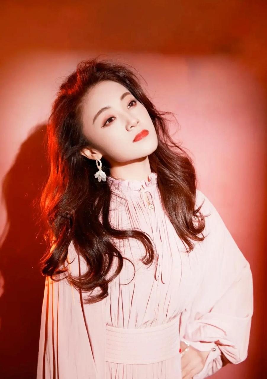 玖月奇迹王小玮太有气质了吧!真是红粉佳人舞翩翩,轻纱飘逸似仙仙.