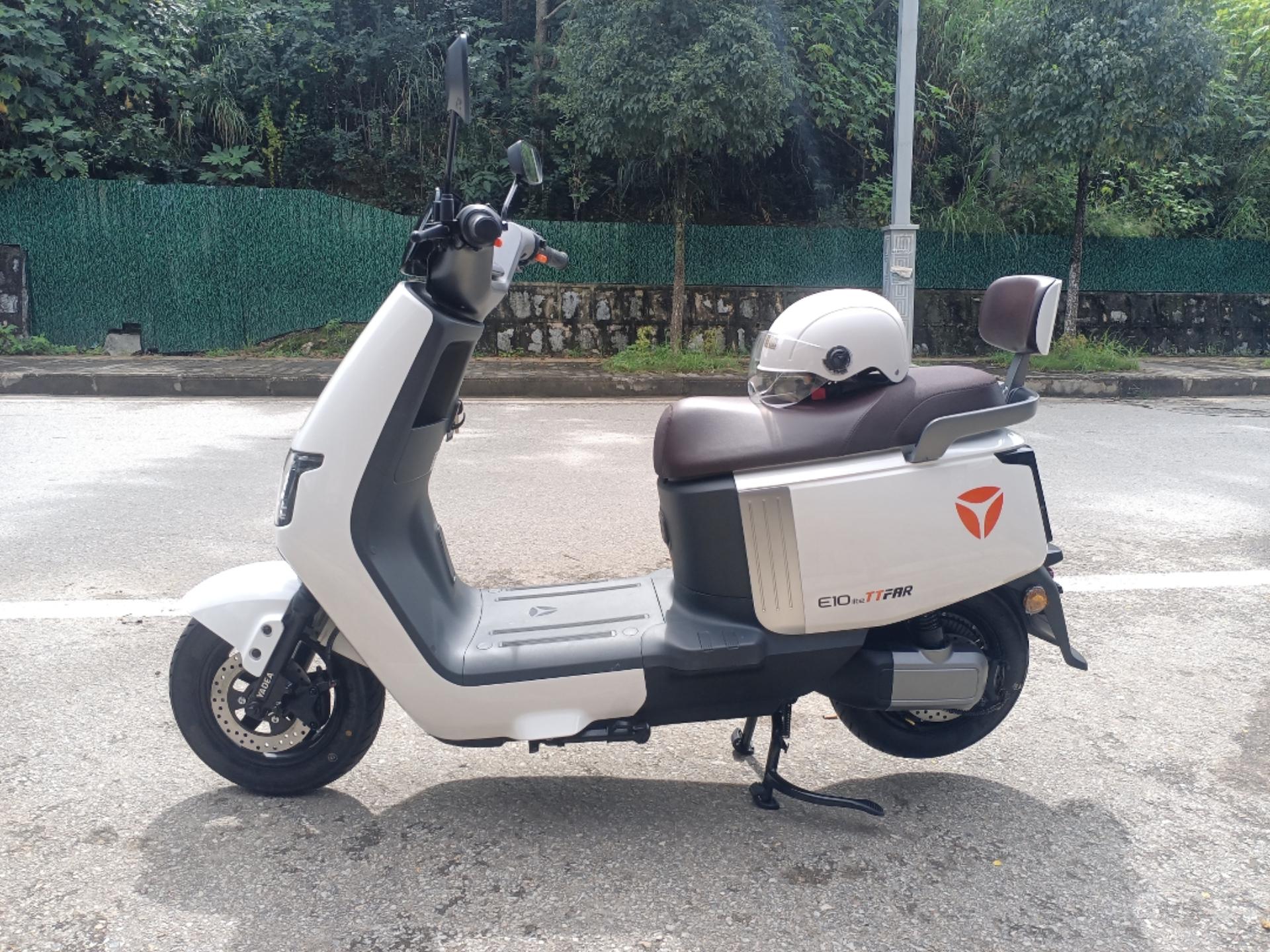 雅迪冠能探索e10,路虎揽胜基因大灯 两轮电动车车中的suv,搭载雅迪