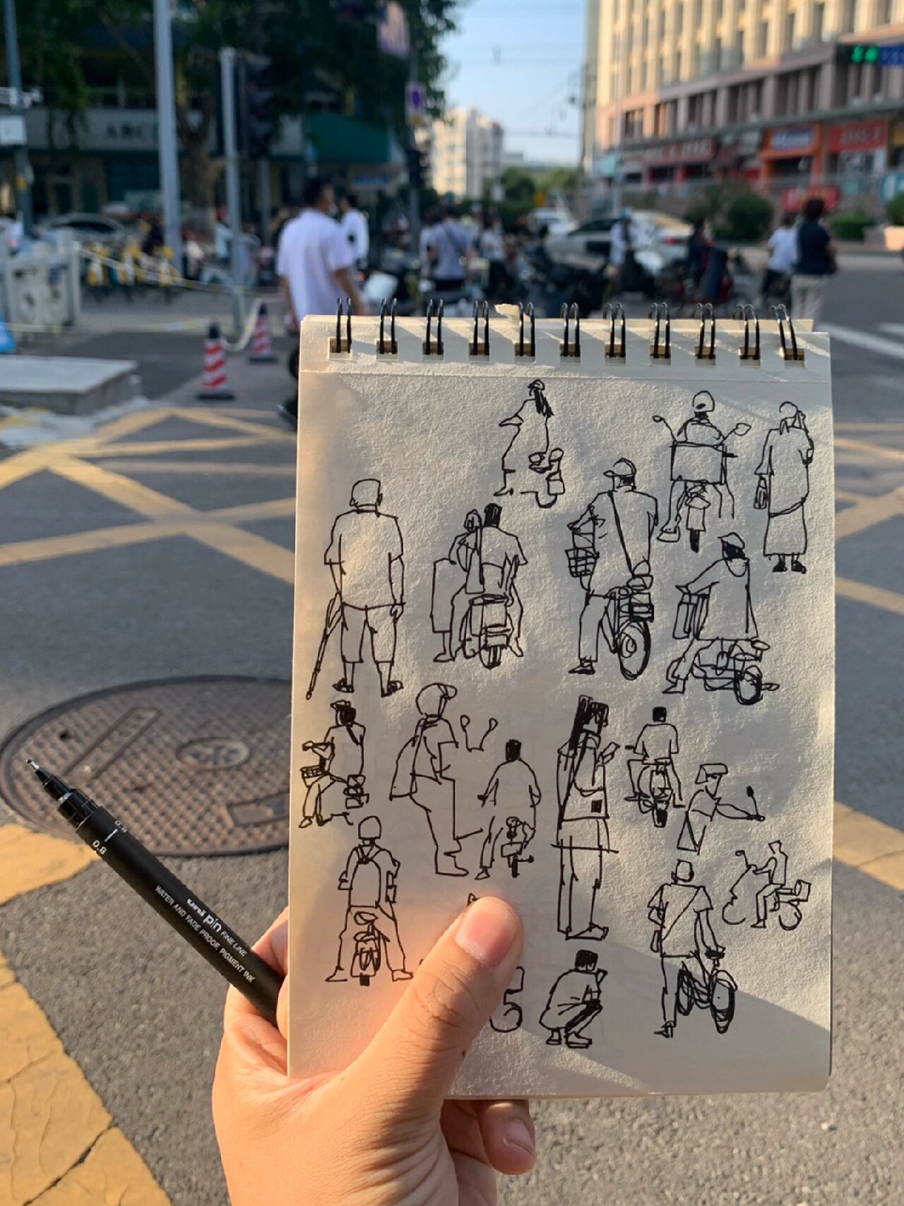 速写city walk|坐在路边画画行人