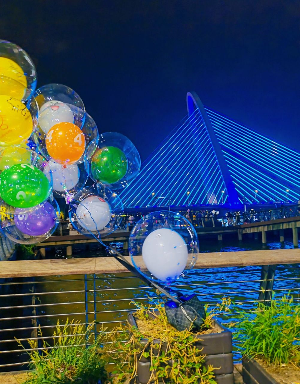 西安后海 总要去一趟西安的后海吧,和喜欢的人散散步,吹一吹夜晚的