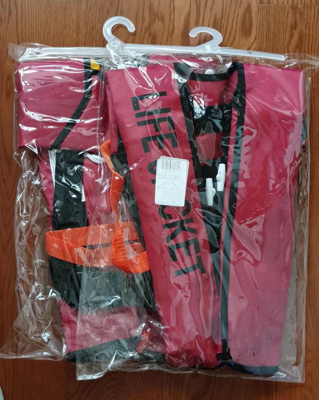 自充气救生衣 压缩气瓶式,遇水自动充气; 可手动拉绳充气.
