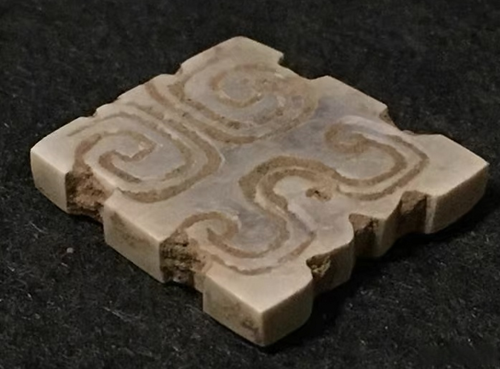 古玉居珍藏# 龙纹玉片,奶油皮,朱砂沁,这类没盘过不知道变化,也不