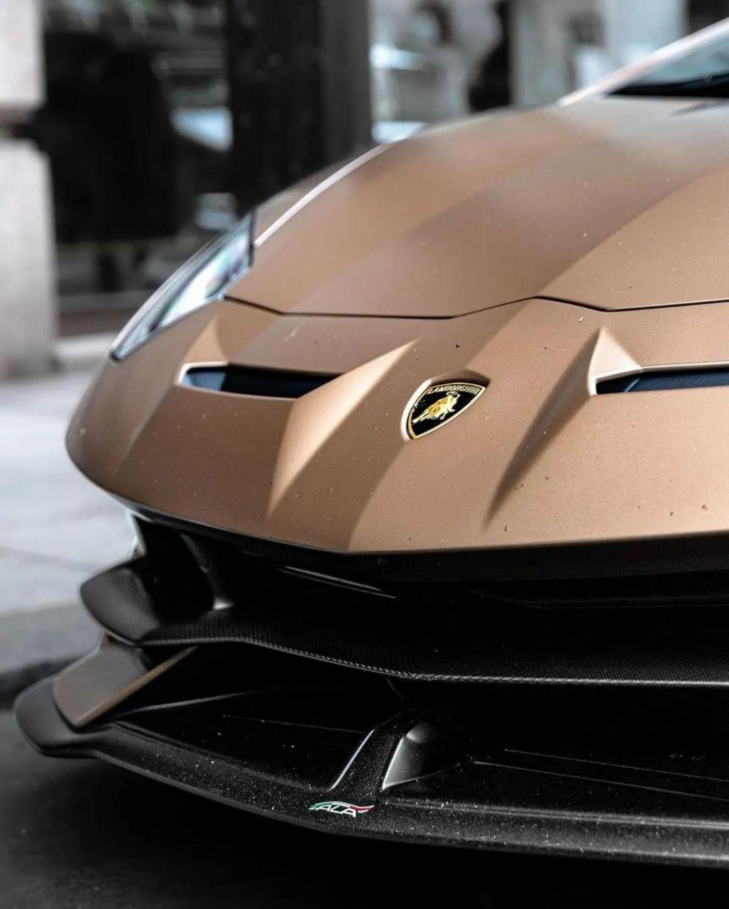 兰博基尼aventador svj作为兰博基尼的顶级赛道版限量车型,全球限量