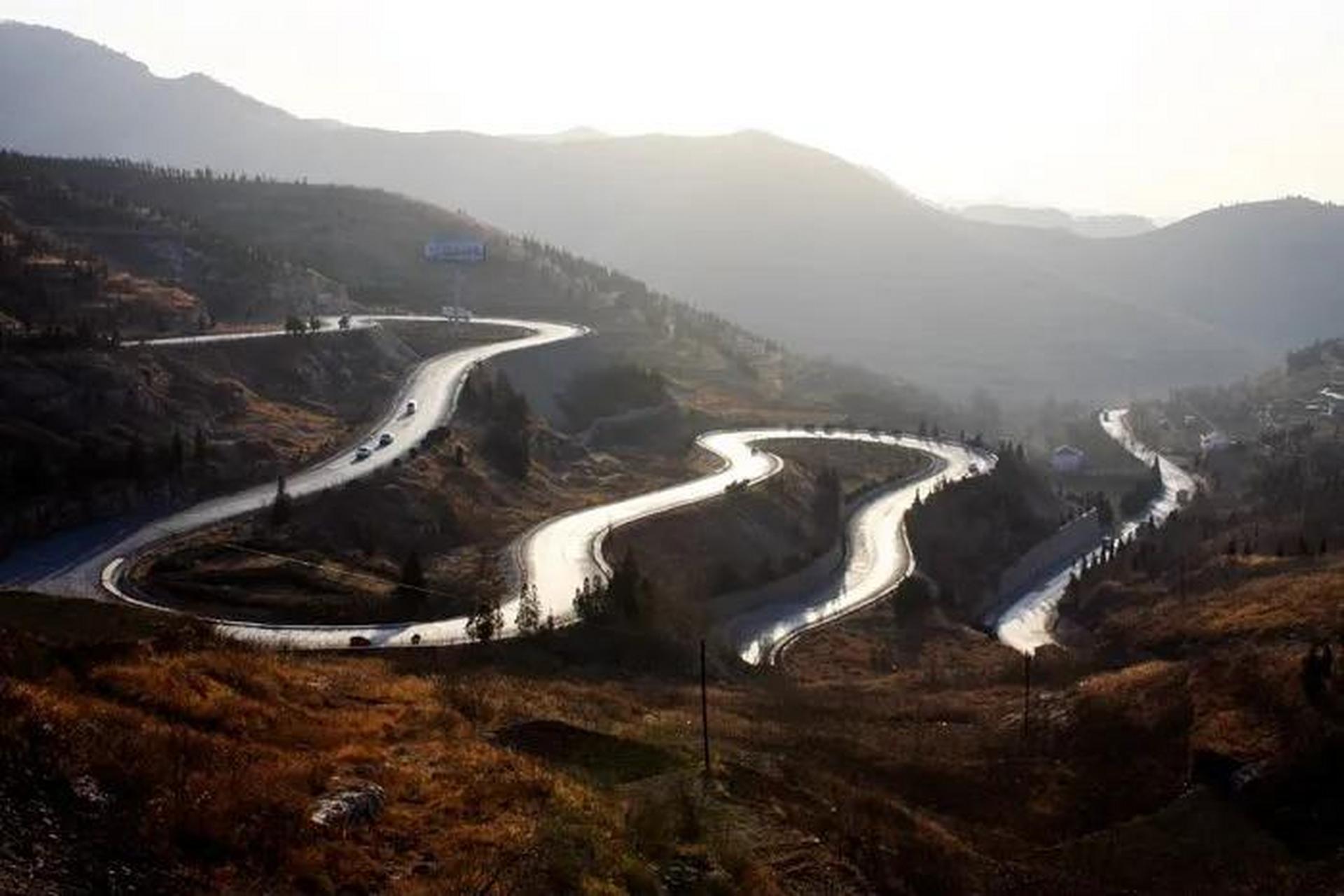 有一上联:弯弯绕绕山中走.如何对下联?曲曲折折小溪流.