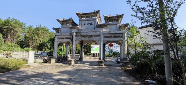 斗方山风景区位于大别山南麓