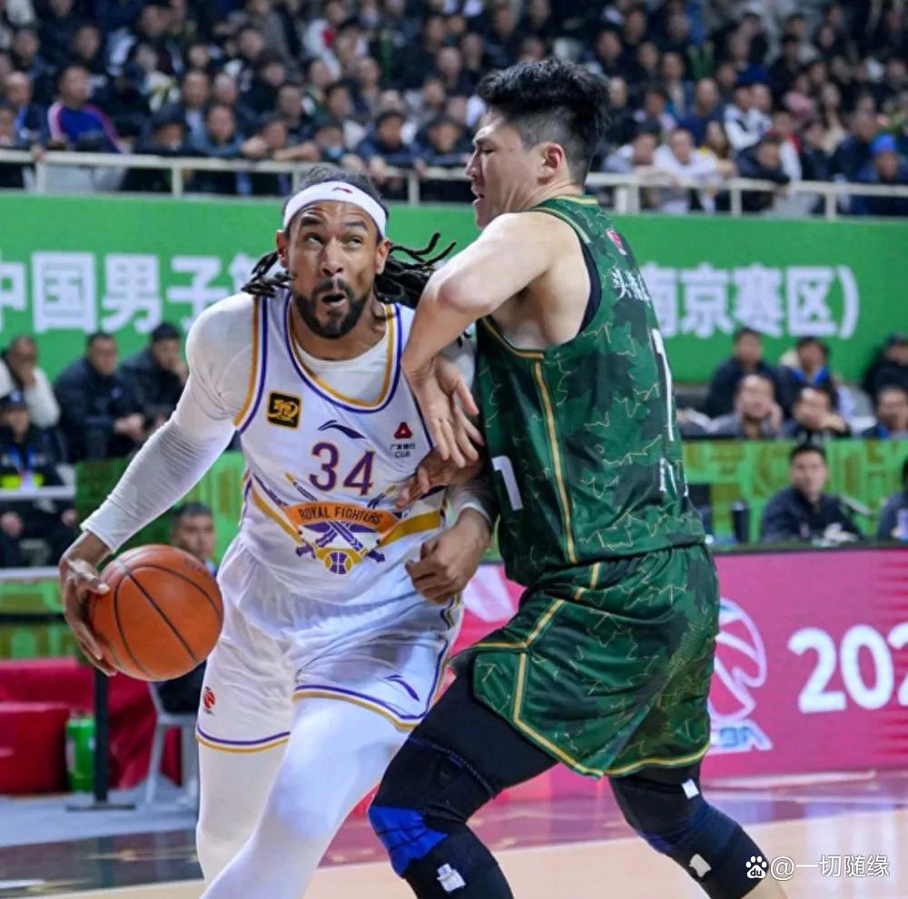 赛场球迷骚乱致比赛中断，裁判难以控制