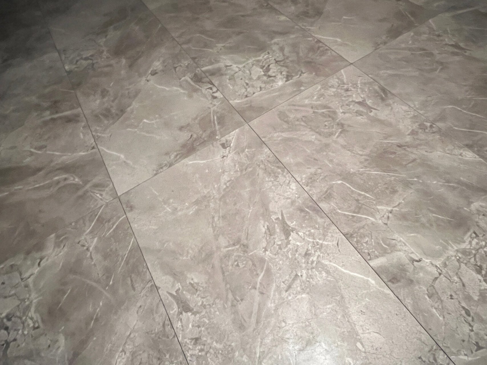 装修日记之道格拉斯瓷砖 家里整体风格属于重色,在瓷砖方面选择了