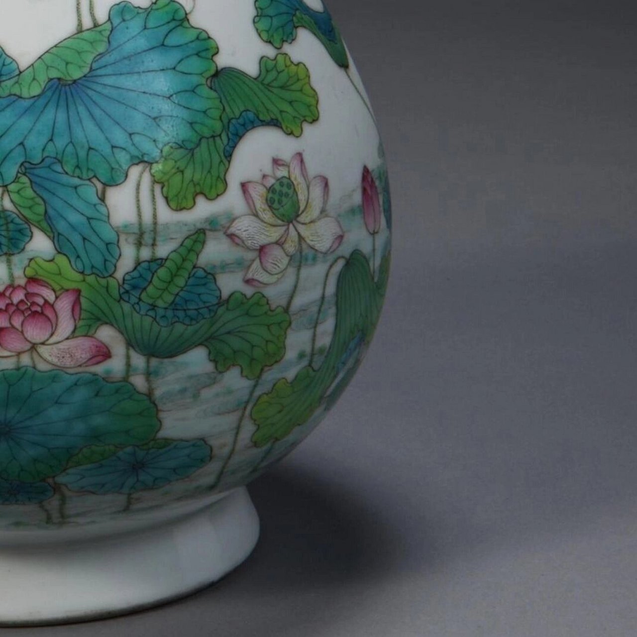 清 雍正款粉彩荷莲纹玉壶春瓶 故宫博物院藏