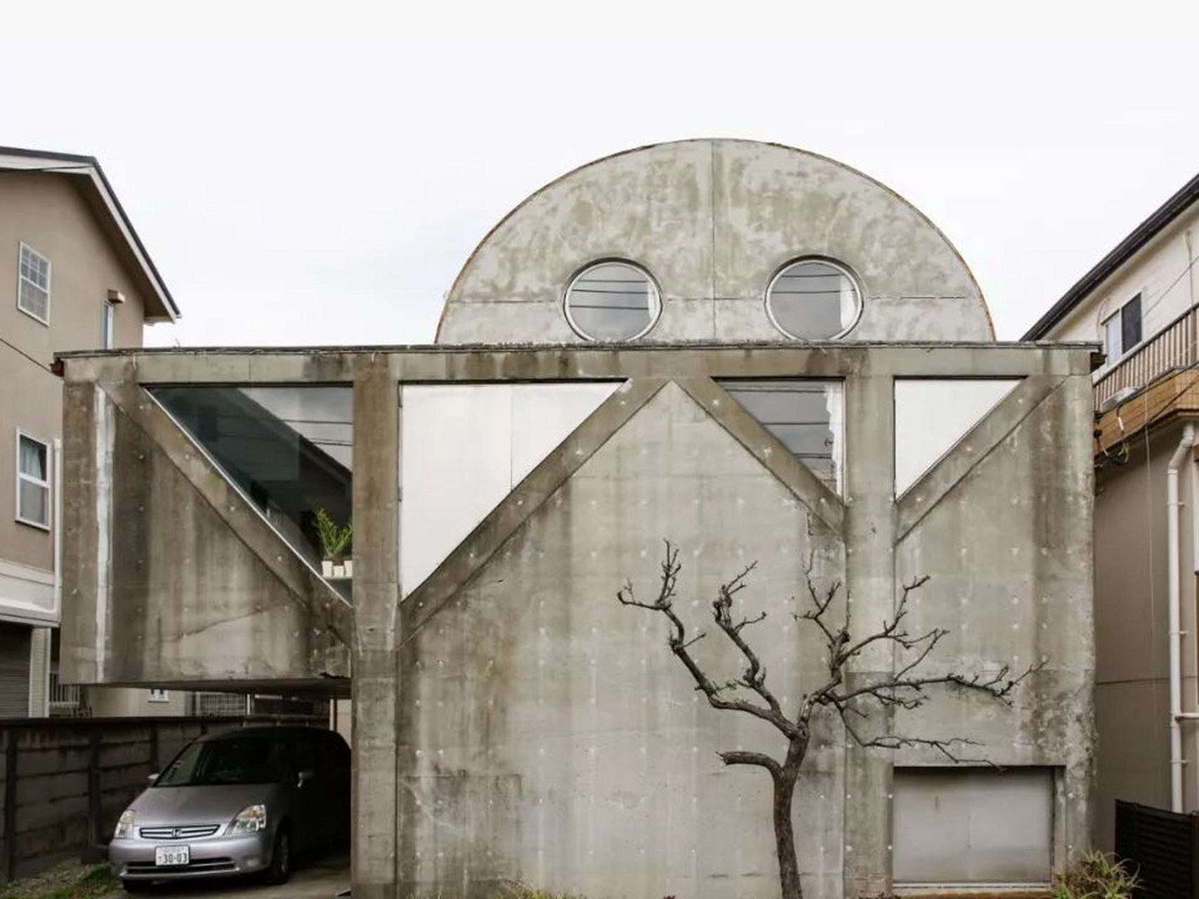 "上原之家"位于东京涩谷区, 周围是安静又便捷的富人区, 外观看着有点