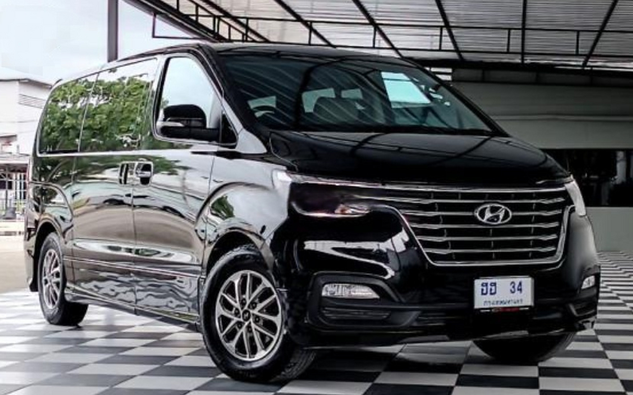 泰版现代h1,这个是2019年在泰国上的牌,11座的自动挡柴油版豪华型,跑