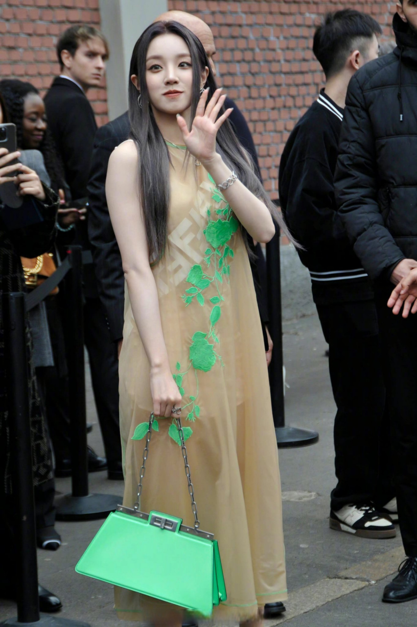 宋雨琦##路人视角下的宋雨琦海外人气#  230223新更饭拍一则