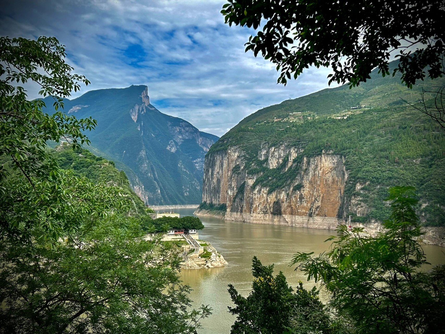 三峡瞿塘峡夔门攻略 在白帝城岛上下山的观峡步道,可收获同款视角