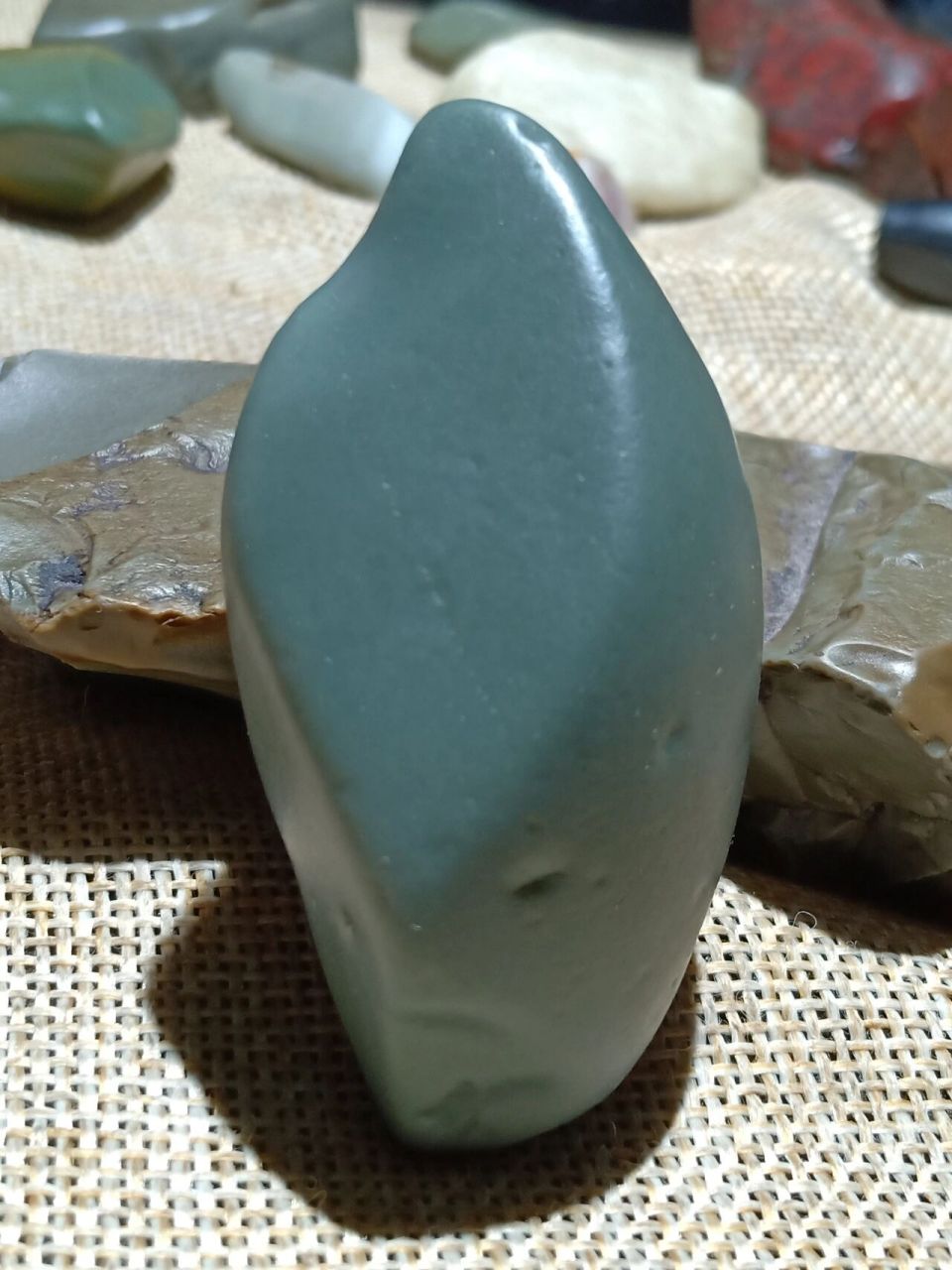 这就是新疆的熟泥石,就说它润不润 如果真心喜欢玩石头,就不要刻意的