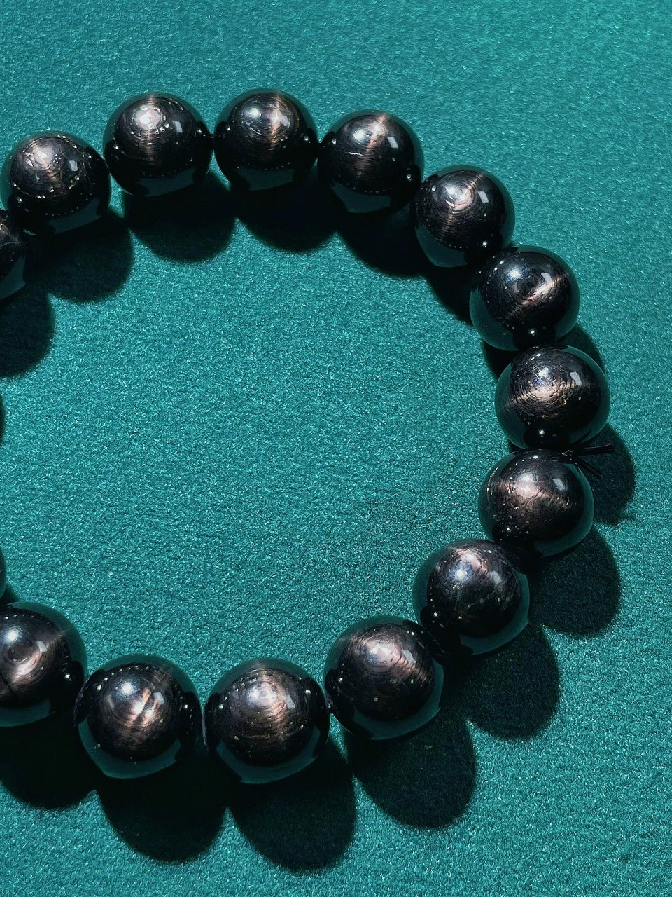 黑银线石·金运石 金运石,又名紫苏辉石,也称黑银线石,产自于埃及