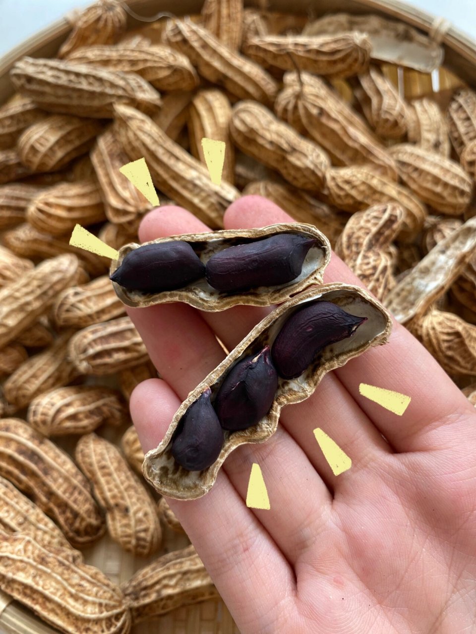 这是云南产地的黑花生,由于云南独特的地理位置,所以花生具有了独特