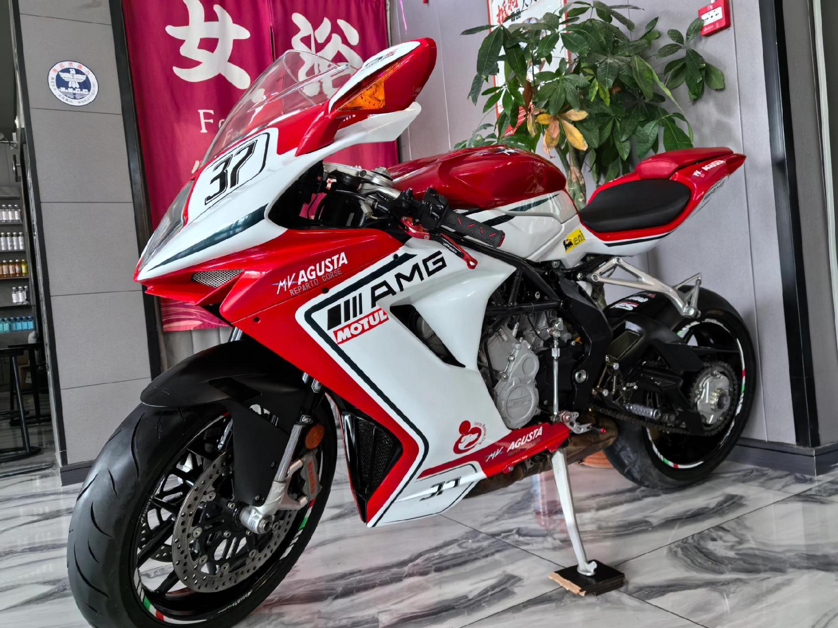 意大利16年奥古斯塔f3 mv800顶配 ang联名版画 跑车中的颜值天花板