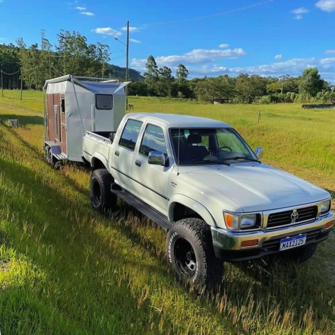 丰田农夫车 hilux .
