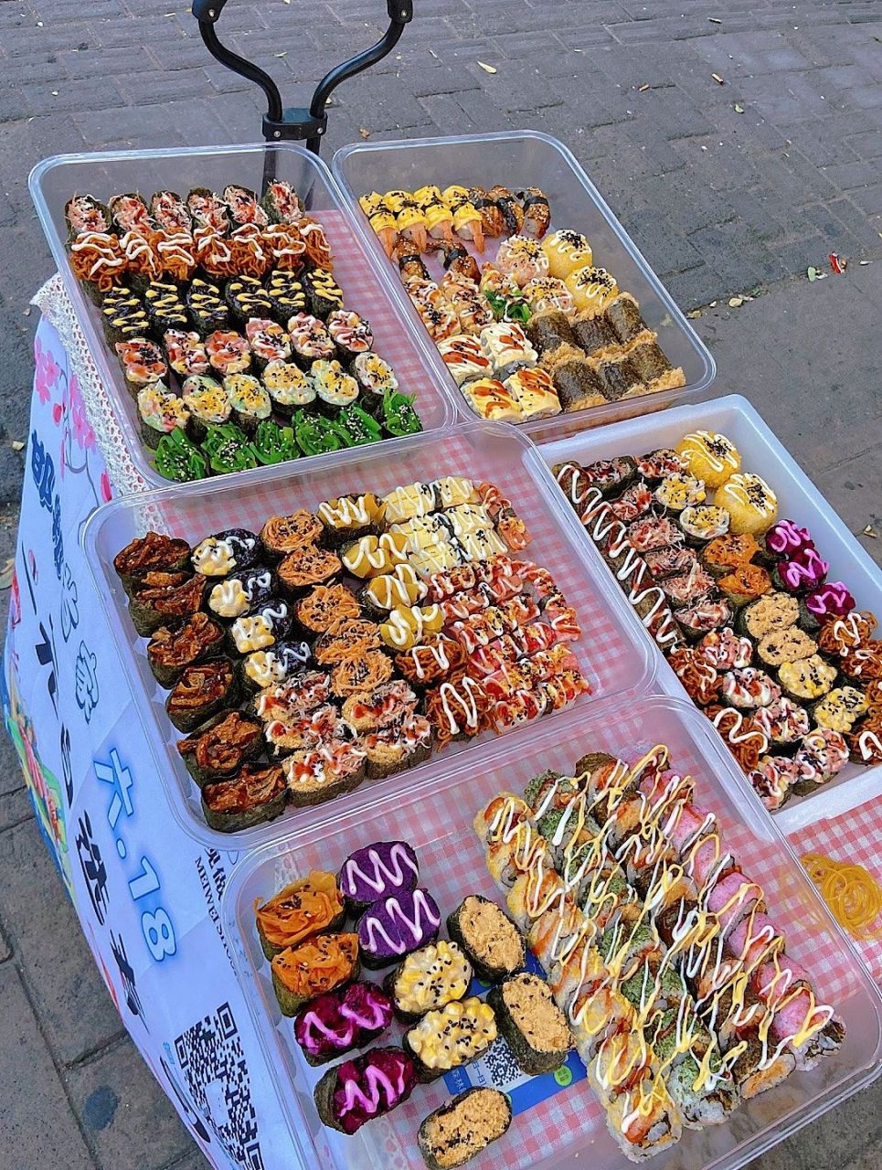 6015卖相吸引人的寿司 寿司摆摊121天 很多顾客都是被好看的寿司