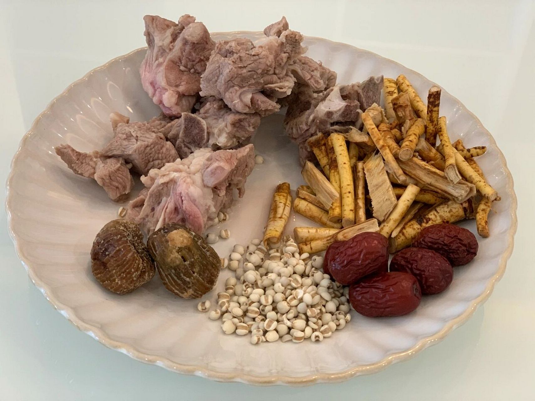 五指毛桃有健脾胃,祛湿困,壮腰力的功效,搭配猪骨煲汤不仅味道清甜