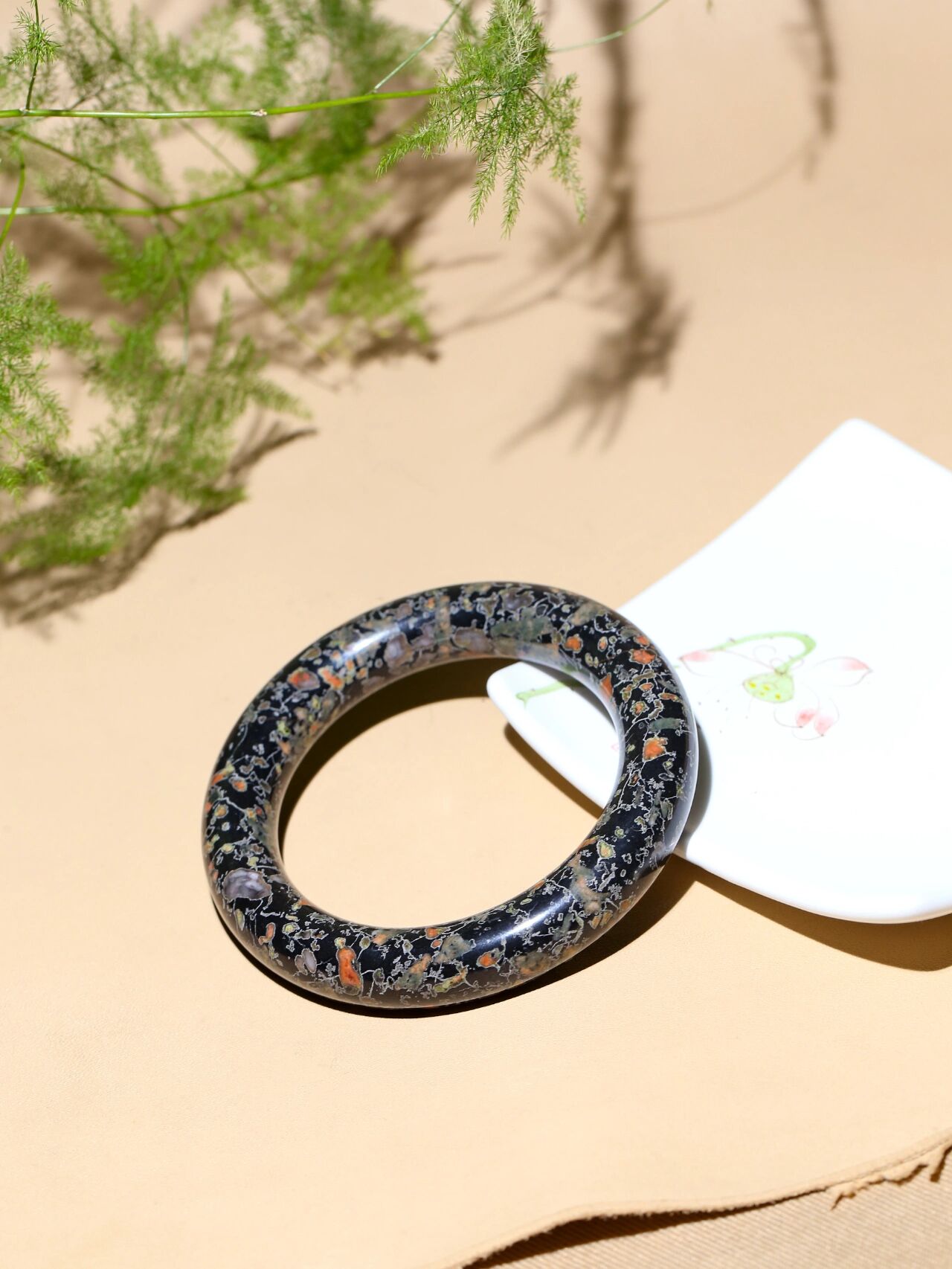 梅花玉又称汝阳玉 96这种玉石因表面有五颜六色的梅花图案而得名