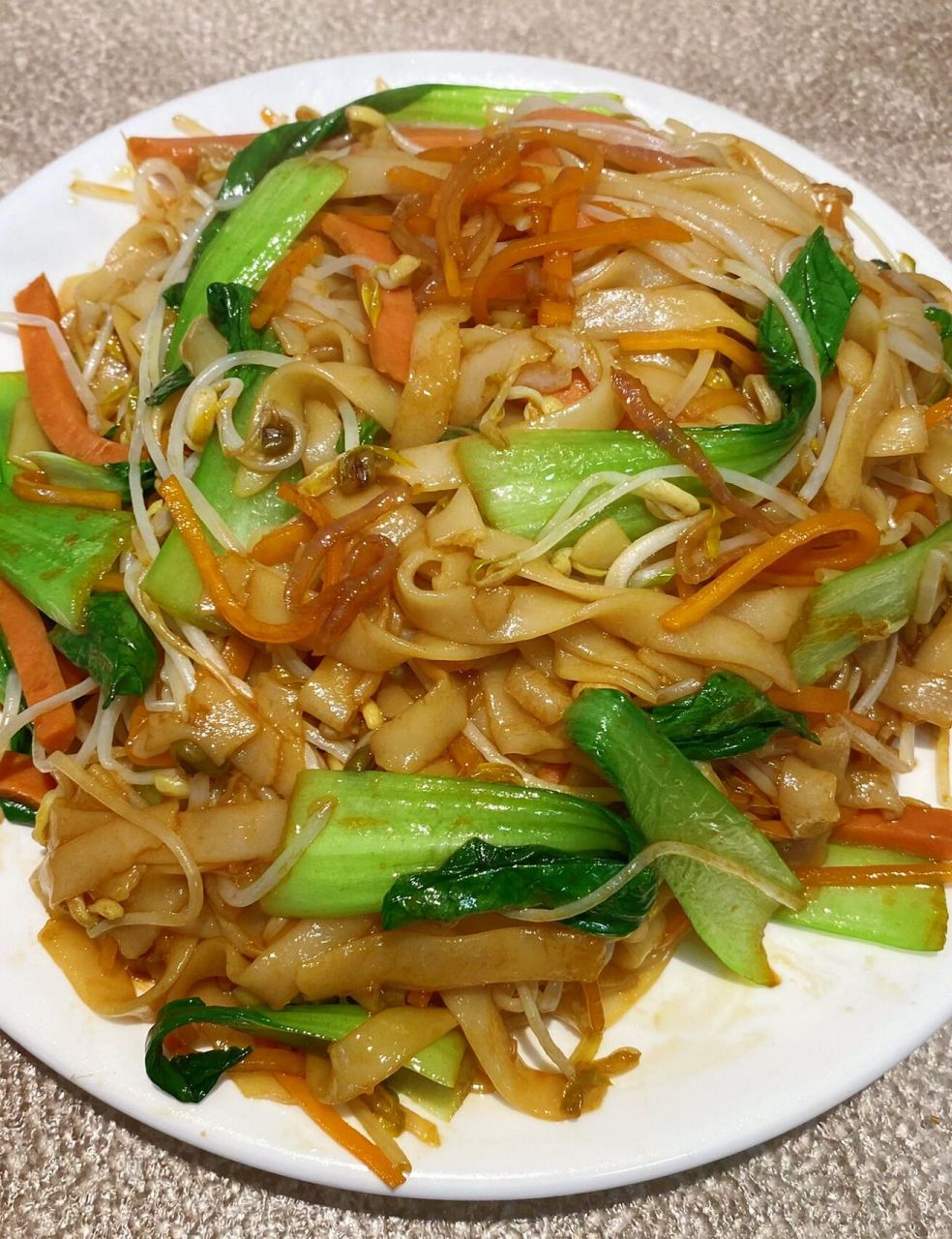 干河粉一把 洋葱 豆芽 小油菜 胡萝卜 火腿肠(还可以加鸡蛋) 炒河粉