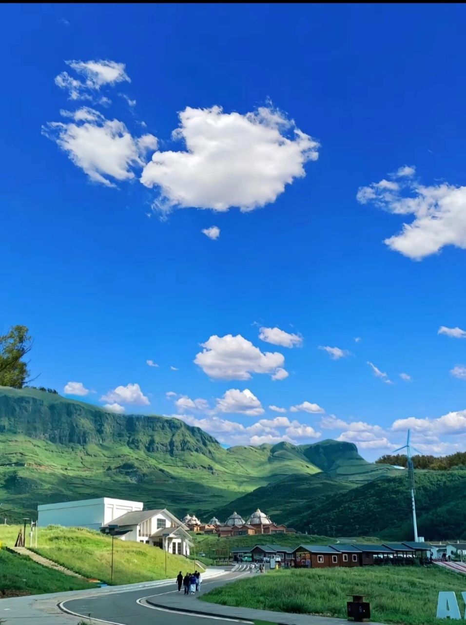 乌蒙大草原﹣﹣贵州省六盘水市盘州市乌蒙镇与 门票15元/人,老人小孩