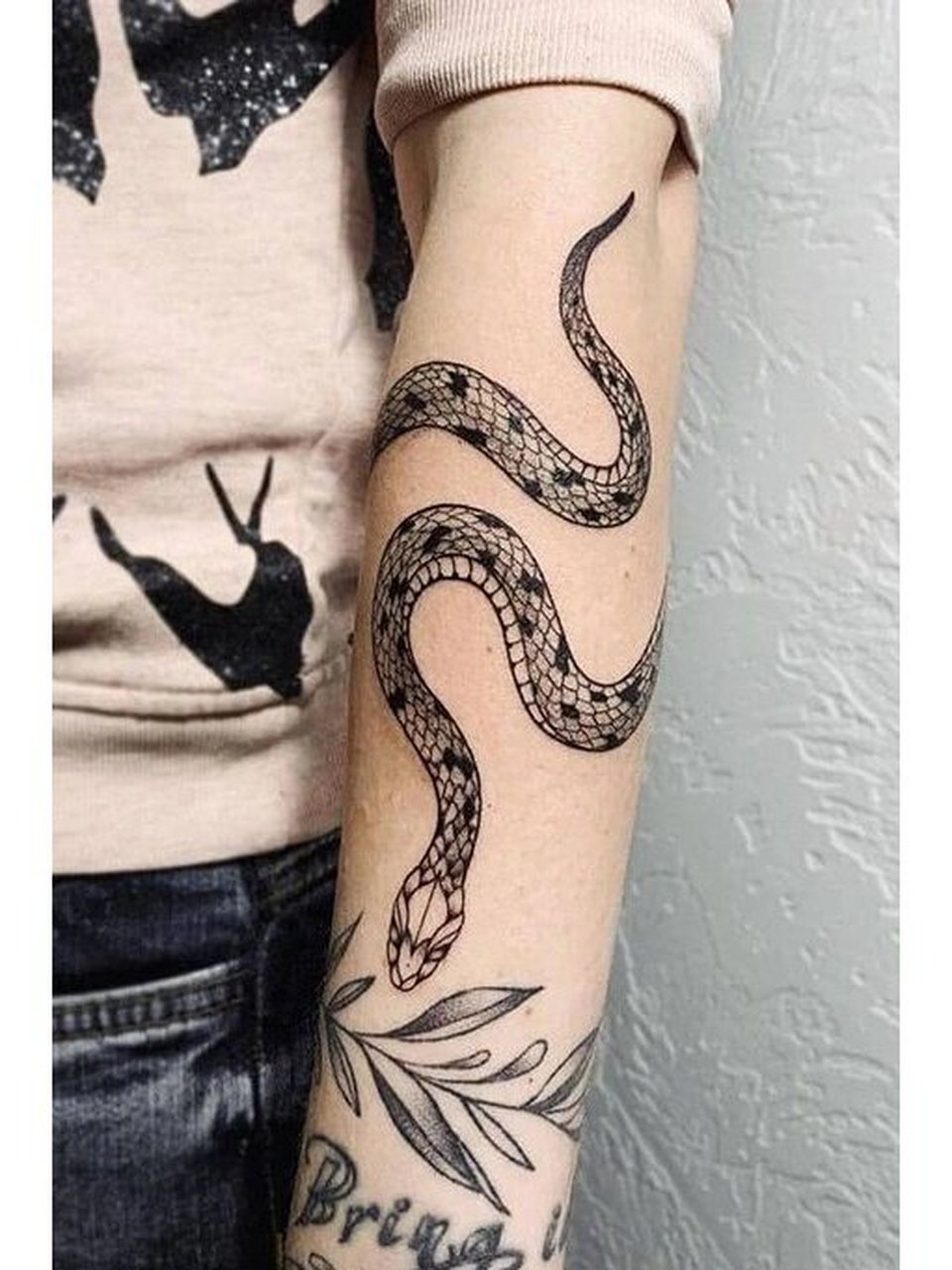 小臂蛇缠臂纹身图案 武汉大咖纹身