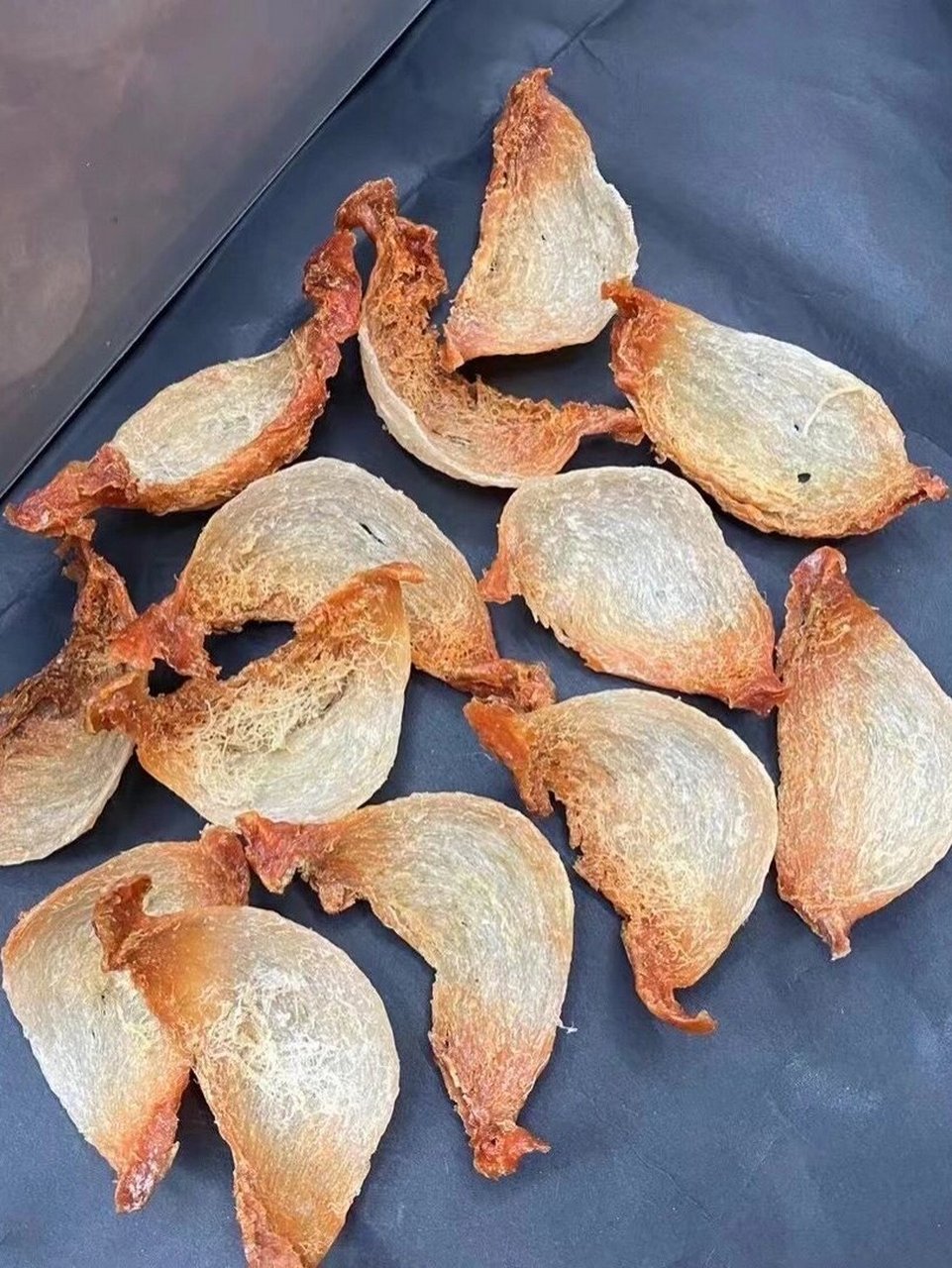 燕屋的燕窝,因为颜色的原因也叫白燕.