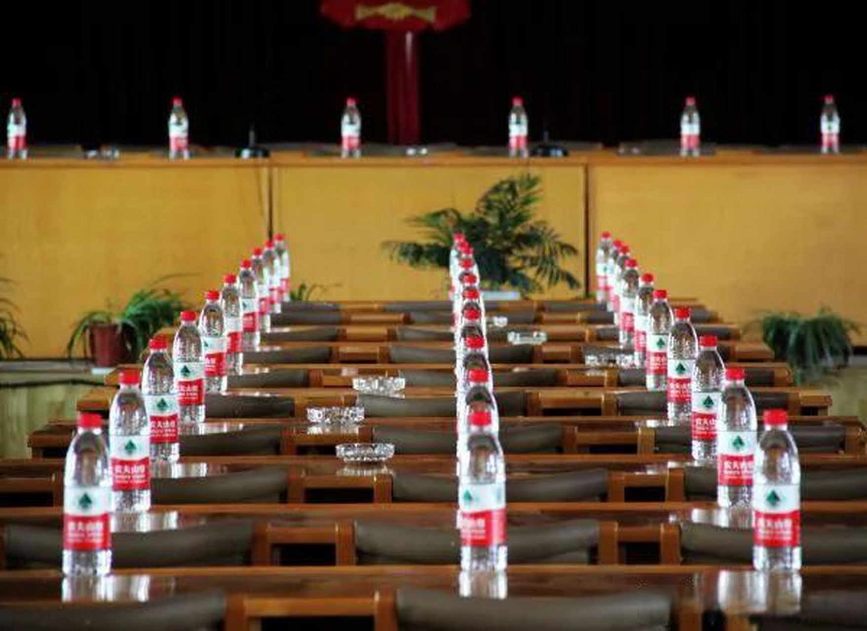 像这种"会议室茶杯摆放误差低于3纳米"的事情,经常见诸报端,国人好像
