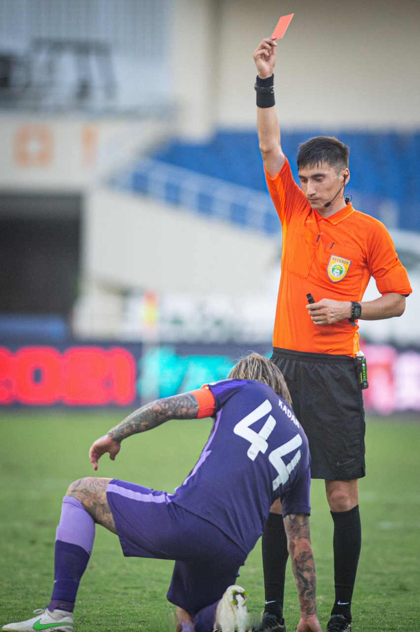 上海海港#据德转消息,麦麦提江将作为明天海港和泰山比赛的主裁判.