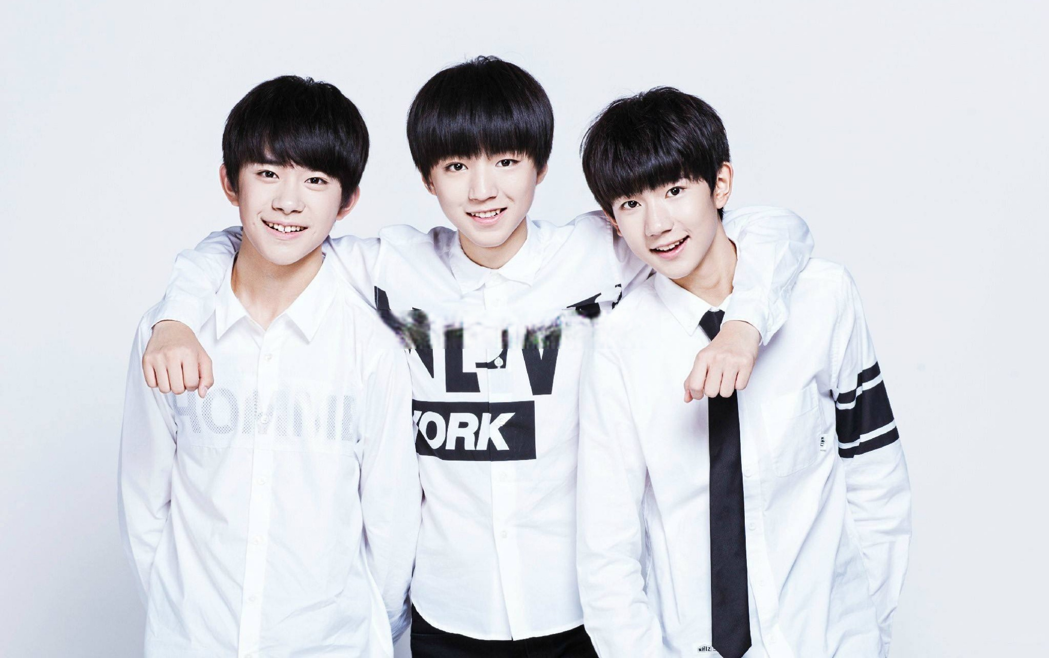 王俊凯:这俩孩子,我从小抱到大[微笑]  #tfboys搂肩# #王俊凯王源易烊
