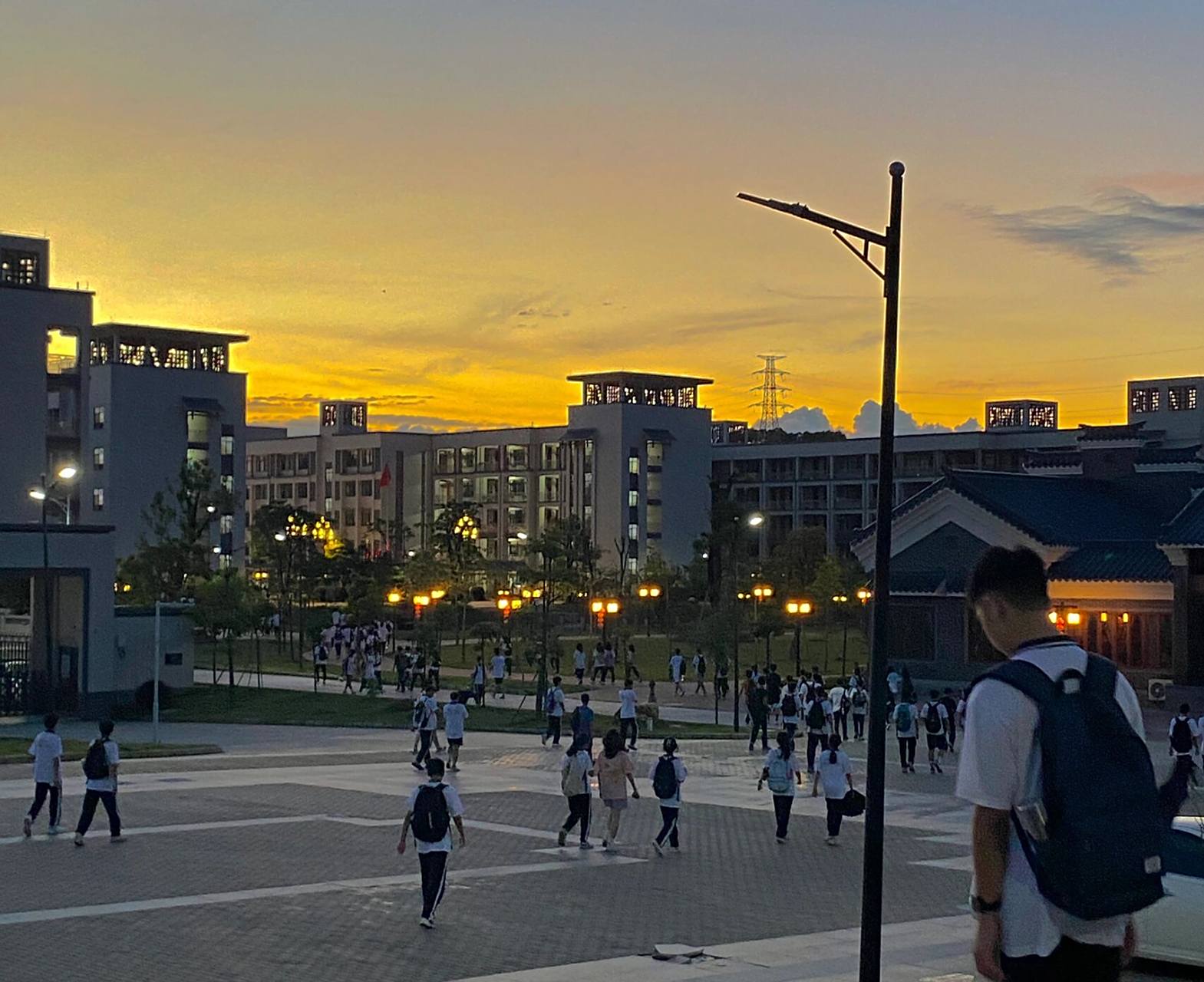 陆丰市龙山中学93 一直往前走 总会遇到光7099