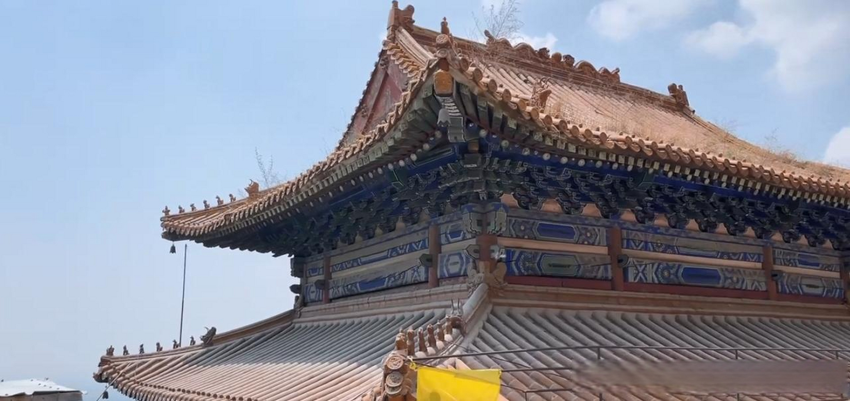 后山奶奶庙位于易县流井乡马头村的洪崖山上.