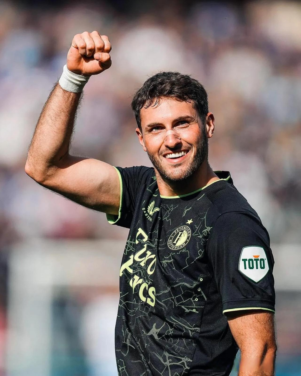 在我们第一次看到桑蒂亚戈·希门尼斯(santiago giménez)戴着鼻贴的